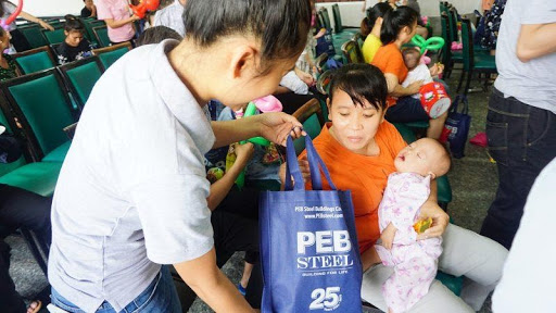 PEB Steel gives gifts to children in the Mid-Autumn Festival