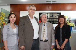Photos of the director of PEB Steel Buildings and representatives of the Vietnam Economic Times